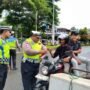Polres Simeulue Bagikan Bendera pada Masyarakat Sambut HUT RI