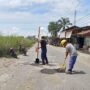 Jalan Berlubang Semakin Parah, PT Socfindo Kebun Seumayam Lakukan Perbaikan