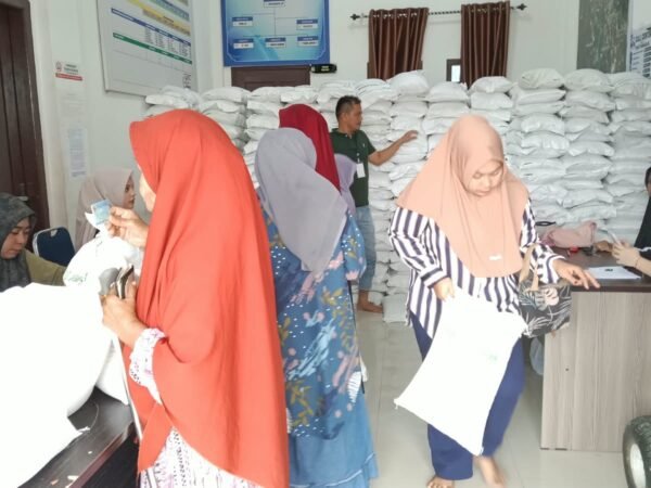 Keuchik Leu Ue :   39 Warga Gampong Leu Ue Hilang Dari Data Penerima Beras Bantuan Bulog.