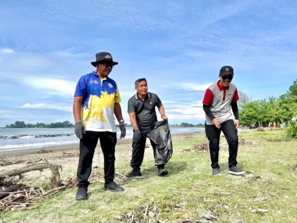 Sekda Aceh Barat Pimpin ASN Bersihkan Pantai Calok Dari Pencemaran Sampah