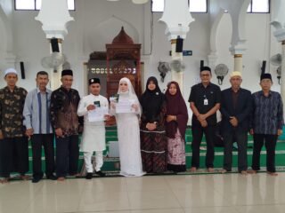 Kemenag dan Disdukcapil Aceh Besar Serahkan Identitas Pengantin Baru