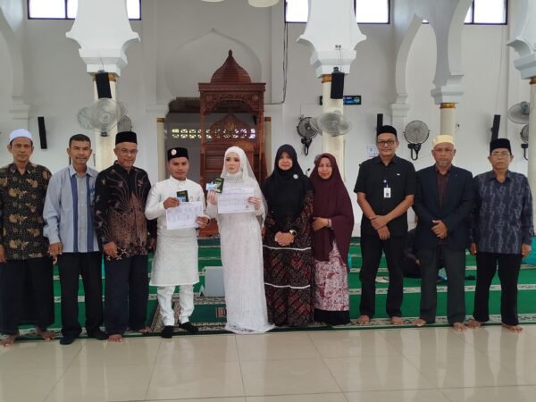 Kemenag dan Disdukcapil Aceh Besar Serahkan Identitas Pengantin Baru