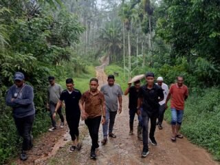 Jalan Alue Papeun Rusak Parah, Wabup Tarmizi Turun Langsung ke Lokasi
