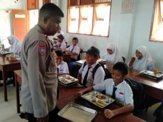 Polisi Kawal Penyaluran MBG untuk Ribuan Penerima Manfaat di Muara Satu