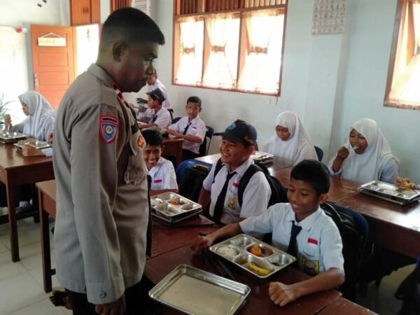 Polisi Kawal Penyaluran MBG untuk Ribuan Penerima Manfaat di Muara Satu