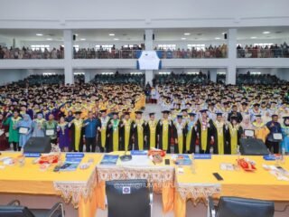 Prof. Nyak Amir Dorong 747 Wisudawan Berkontribusi Nyata Bagi Pembangunan Daerah
