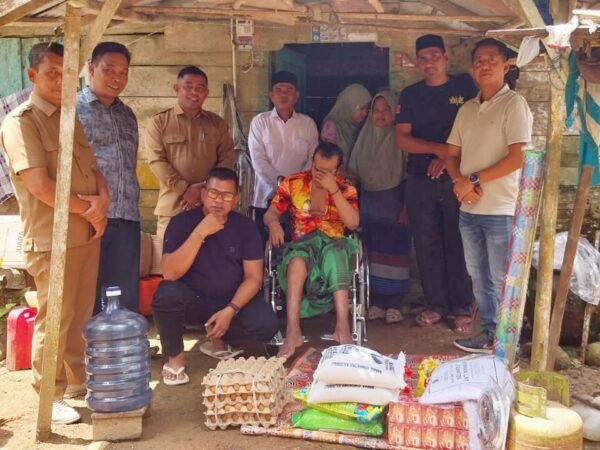 Suami Stroke Menahun, Anak Lumpuh: Baitul Mal Aceh Utara Bantu Kursi Roda dan Sembako