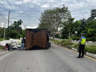 Truck Pengangkut Padi Terguling Tutupi Badan Jalan di Ujong Patihah, Polantas Rekayasa Lalu Lintas