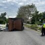 Truck Pengangkut Padi Terguling Tutupi Badan Jalan di Ujong Patihah, Polantas Rekayasa Lalu Lintas