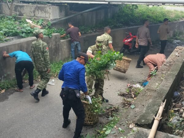 Kodim 0107/Aceh Selatan Bersihkan Pasar dan Lingkungan Desa