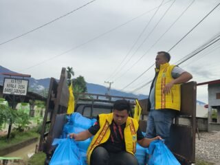 Denny Febrian Roza Salurkan 2.000 Nasi Kotak untuk Korban Banjir Agara