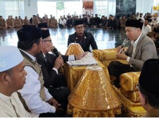 Luhay Ahmad Budiman Syah Resmi Masuk Islam di Masjid Giok Nagan Raya