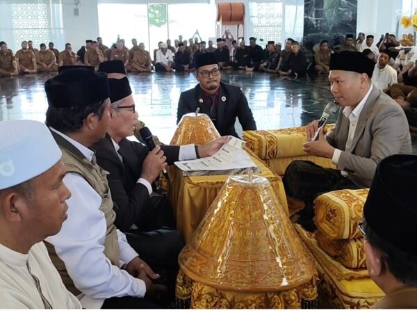 Luhay Ahmad Budiman Syah Resmi Masuk Islam di Masjid Giok Nagan Raya