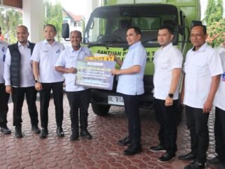 PIM Bantu Satu Unit Armada Sampah ke Pemko Lhokseumawe
